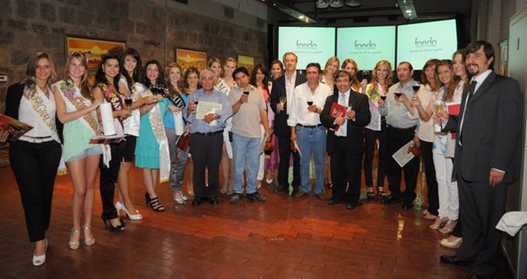 El gran brindis: reinas vendimiales posaron, los hacedores del vino 2010, artistas invitados y las autoridades presentes. Foto: Gentileza