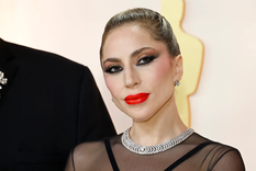 Lady Gaga se consagra como la superheroína de los Oscar Lady Gaga luciendo un diseño Versace y un collar de platino y diamantes Tiffany. Foto: REUTERS- Mario Anzuoni