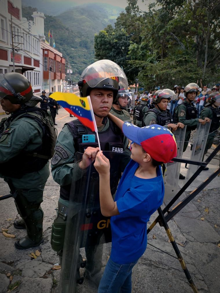 Un niño abraza a un efectivo de las fuerzas armadas de Venezuela Foto: Gentileza