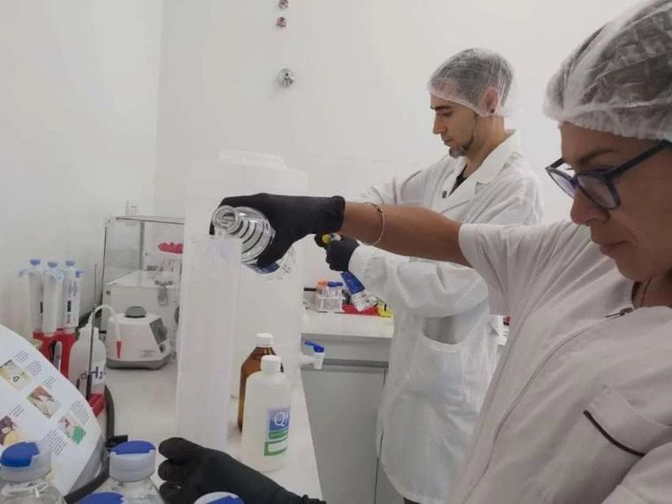 Alvear está produciendo alcohol en gel y regalándolo a diversas instituciones