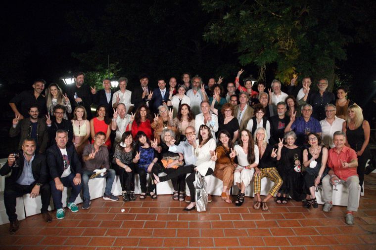 Cristina Kirchner rodeada de artistas y periodistas. Foto: Twitter Cristina Kirchner
