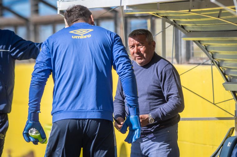 Omar Palma, visitando los entrenamientos de Central. Foto: @RosarioCentral