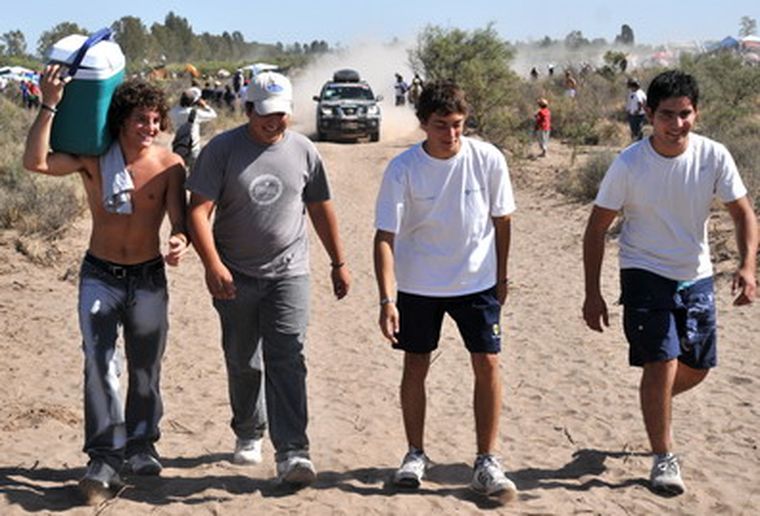 Como si nada pasara, en medio de la pista. Foto: Pachy Reynoso/ MDZ