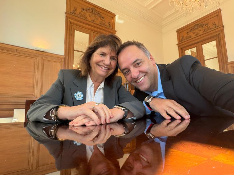 Manuel Adorni con Patricia Bullrich