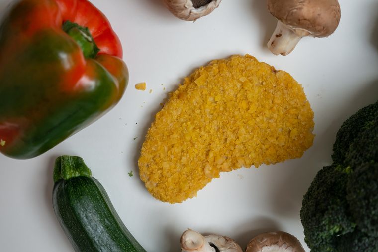 La milanesa de soja es una versión vegetal inspirada en la receta clásica milanesa de carne, pero elaborada a base de soja texturizada. La milanesa de soja es una versión vegetal inspirada en la receta clásica milanesa de carne, pero elaborada a base de soja texturizada.
