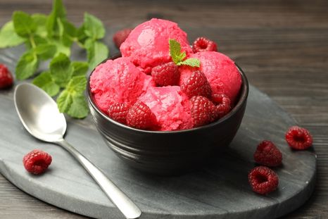 Prepara esta receta de helado de frambuesas casero y muy cremoso. Prepara esta receta de helado de frambuesas casero y muy cremoso.