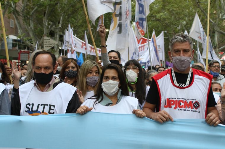 Carina Sedano, junto a representantes de otros gremios. Foto: Maximiliano Ríos/MDZ