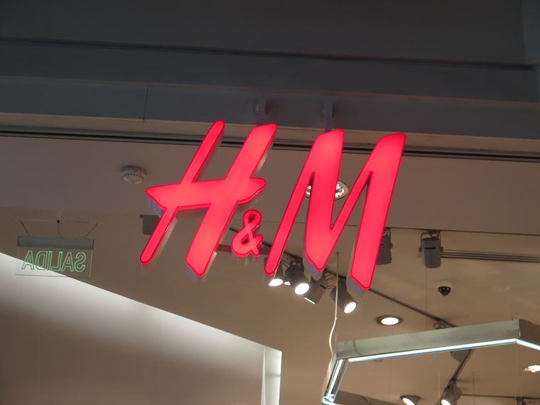 H&M es una de las principales cadenas que enamora a los argentinos que visitan Chile. H&M es una de las principales cadenas que enamora a los argentinos que visitan Chile.