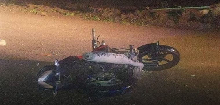 El motociclista falleció en el lugar tras colisionar contra la parte trasera de un camión en San Martín (gentileza Radio Regional). El motociclista falleció en el lugar tras colisionar contra la parte trasera de un camión en San Martín (gentileza Radio Regional).