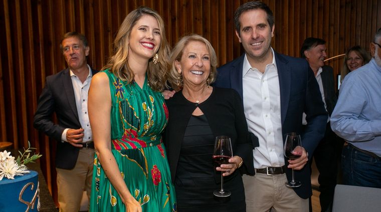 Susana junto a sus hijos, Ana y José Lovaglio; en ocasión de la inauguración de Susana Balbo Unique Stays. Foto: Gentileza