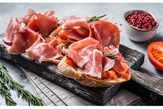 Elegancia en minutos: receta de bruschettas con jamón crudo caseras.