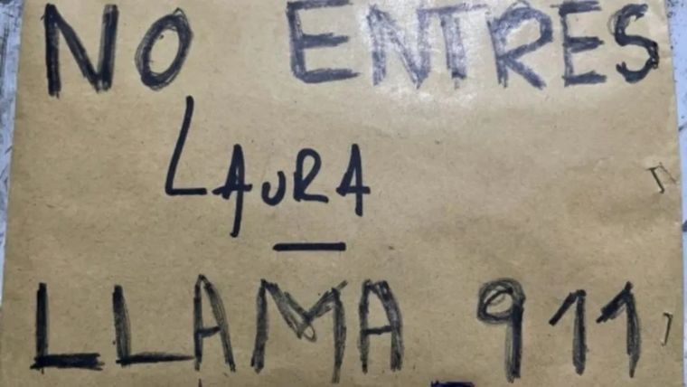 El cartel que el nieto dejó en el ingreso a la habitación