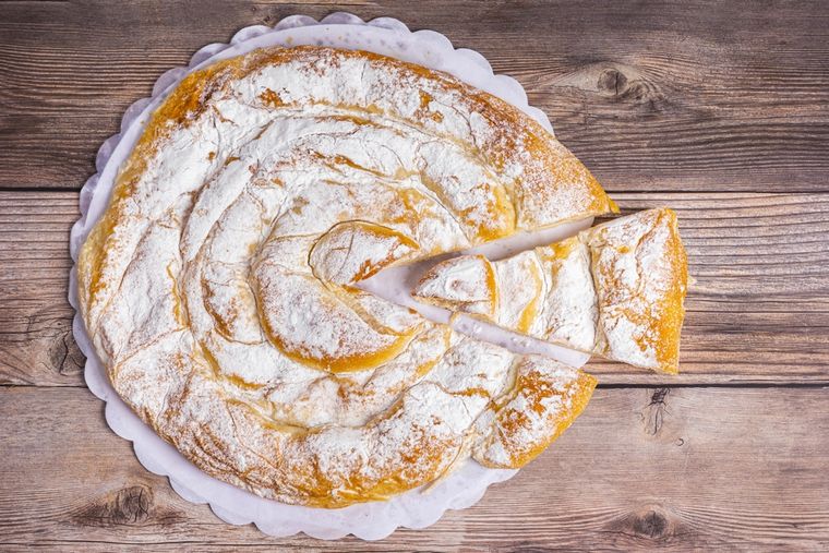 Existen versiones con recetas saladas, como la de sobrasada o incluso rellenas de embutidos. Existen versiones con recetas saladas, como la de sobrasada o incluso rellenas de embutidos.