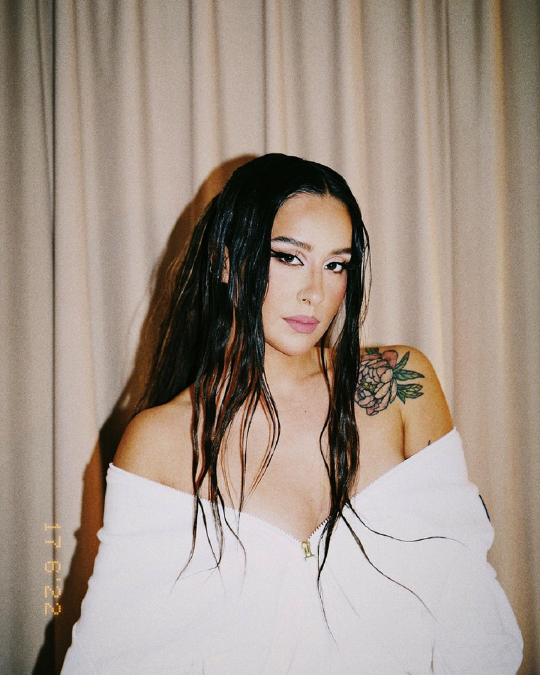 Mantén la respiración antes de ver a Denise Rosenthal presumiendo sus curvas Denise Rosenthal es una cantante, actriz y modelo chilena. Foto: Instagram @deniserosenthal