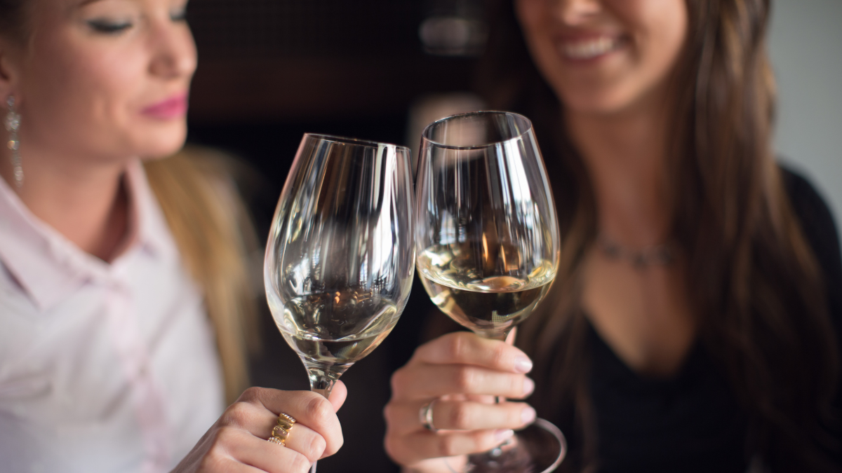 Por qué a muchas mujeres les gusta el vino blanco y cuáles elegir en Mendoza