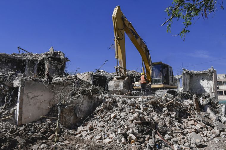 Demolieron un edificio del IPV en el que hubo una explosión hace 8 años ...