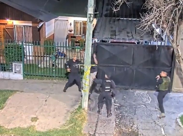 El robacables fue sorprendido infraganti Foto: Captura de video