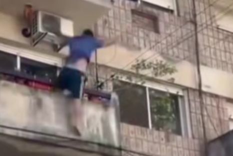 El hombre habría terminado colgado de un balcón en el cuarto piso por un presunto consumo nocivo de estupefacientes. El hombre habría terminado colgado de un balcón en el cuarto piso por un presunto consumo nocivo de estupefacientes.