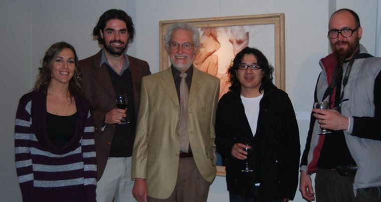 María Julia Godoy -organizadora-; el artista Fernando Rosas; su padre, Roberto Rosas; Ciro Novelli y el escultor Guillermo Rigattieri. Foto: Gentileza