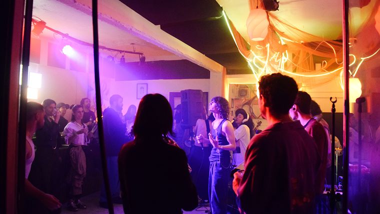 Itinerando por las distintas salas se disfrutó increíble música. Itinerando por las distintas salas se disfrutó increíble música.