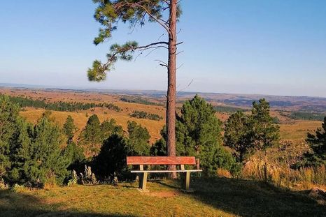 Villa Alpina es un pequeño pueblo de Córdoba ubicado a los pies del Cerro Champaquí. Villa Alpina es un pequeño pueblo de Córdoba ubicado a los pies del Cerro Champaquí.