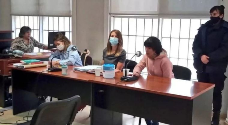 Un vecino vio a la mujer con la niña en brazos y ensangrentada