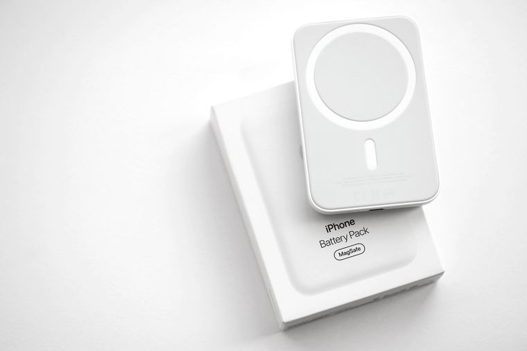 El estándar universal Qi2 compite directamente con los beneficios del sistema tradicional MagSafe. El estándar universal Qi2 compite directamente con los beneficios del sistema tradicional MagSafe.