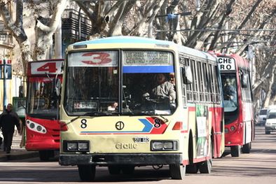 MDZol | Los taxis y servicios contratados los siguen de cerca con gran cantidad de multas. Foto: MDZ / Archivo