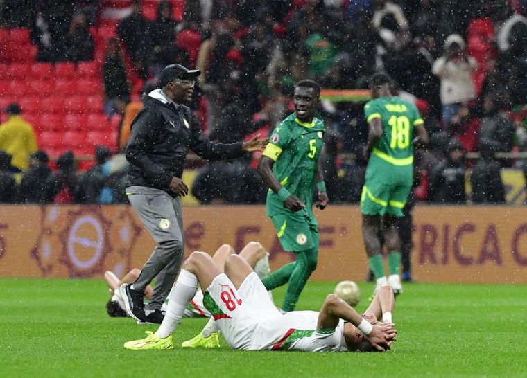 Los jugadores de Senegal celebran desaforados y no es para menos. Ganaron una final de locos que quedará en la historia. Los jugadores de Senegal celebran desaforados y no es para menos. Ganaron una final de locos que quedará en la historia. 