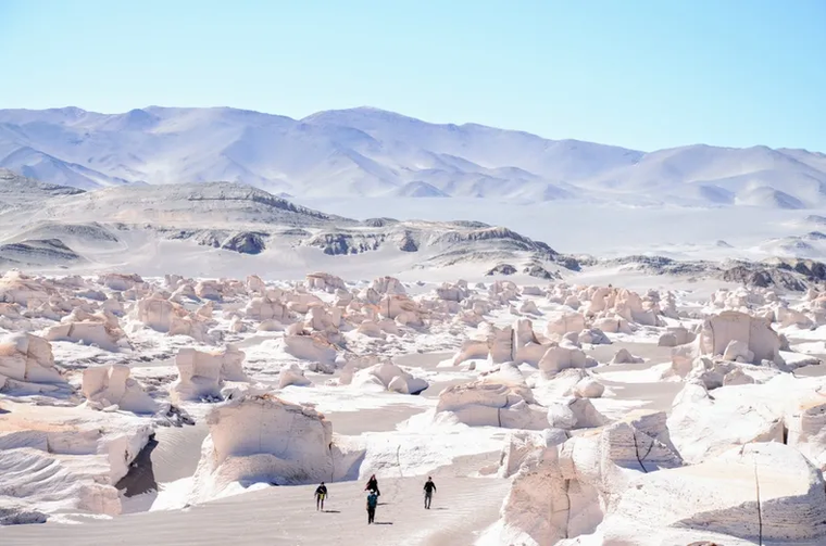 Desde el pueblo parten excursiones hacia el Campo de Piedra Pómez, una enorme extensión de roca blanca moldeada por el viento. Desde el pueblo parten excursiones hacia el Campo de Piedra Pómez, una enorme extensión de roca blanca moldeada por el viento.