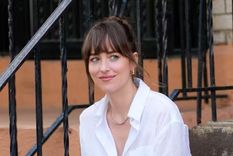 Con Dakota Johnson, apuntamos las ideas más trendy para llevar jeans a la oficina Foto: The Zoe Report