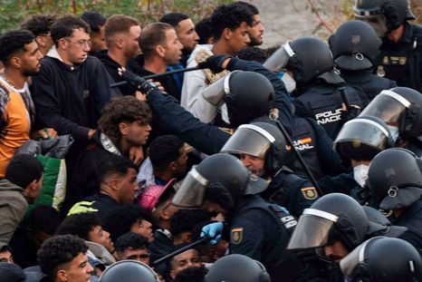 las imagenes de la tension durante el intento de desalojo de miles de migrantes de las playas de ceuta las imagenes de la tension durante el intento de desalojo de miles de migrantes de las playas de ceuta