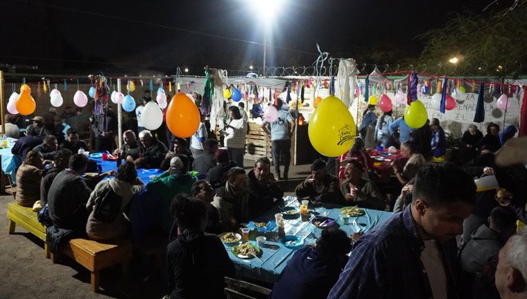 Todas las noches unas 150 personas comen en el patio callejero de La Merced. Todas las noches unas 150 personas comen en el patio callejero de La Merced.