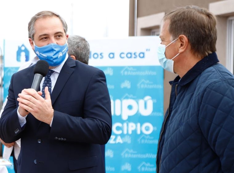 Stevanato y Suarez en una entrega de viviendas. Foto: Twitter Matías Stevanato