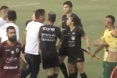 un director tecnico le dio un cabezazo a una jueza de linea en brasil: el video del bochorno