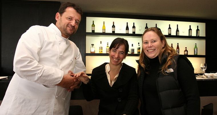 El reconocido chef Christophe junto a Mariela Giovanelli y Maxime Cavey, de Bodegas Salentein. Foto: Nacho Gaffuri / MDZ