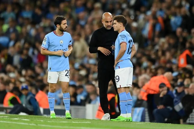 Guardiola habla con Julián. Foto: Publicada por El Diario