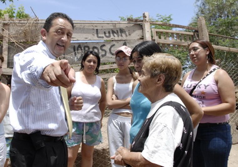 Jaque y su equipo dialogaron con los vecinos. Foto: Gonzalo Bravo / MDZ