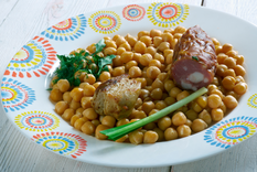 Cada familia conserva su propia versión de la receta, ajustando proporciones y tipos de carne según la tradición local.