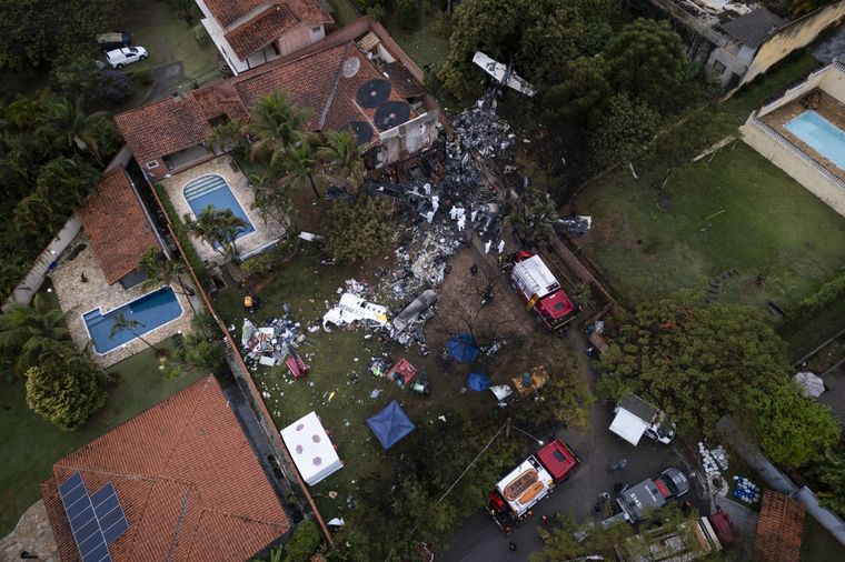 Los restos del trágico accidente que se cobró la vida de 61 personas en Brasil Foto: EFE