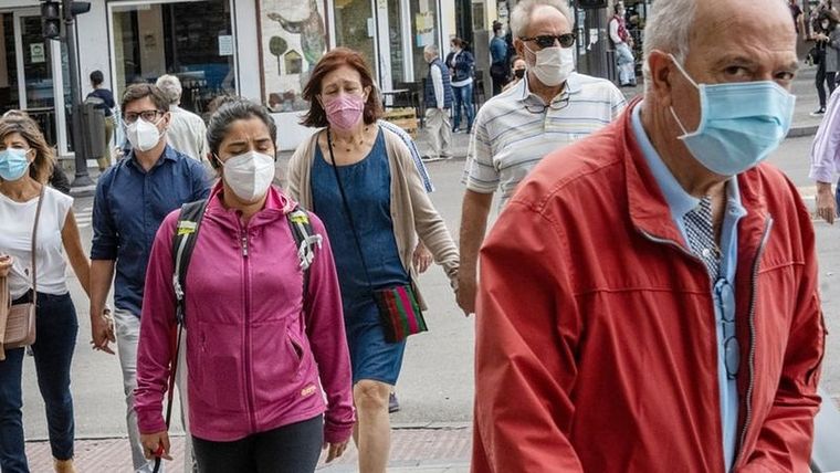 barbijos gente La pandemia ya no es una emergencia mundial. Foto: GETTY IMAGES