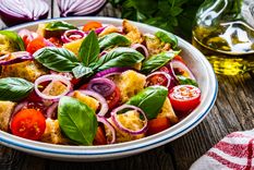 Ensalada con pan tostado: receta de panzanella express.