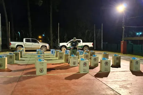 El secuestro de 19.500 atados de cigarrillos de contrabando hallados luego de ser abandonado por una camioneta que chocó con un control de Gendarmería y huyó en Misiones. El secuestro de 19.500 atados de cigarrillos de contrabando hallados luego de ser abandonado por una camioneta que chocó con un control de Gendarmería y huyó en Misiones.