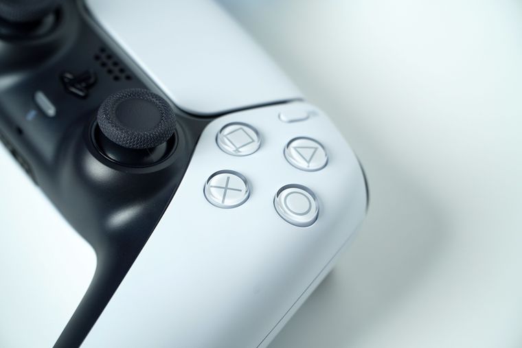 El DualSense de PlayStation 5 esconde un botón trasero clave para resolver fallas de conexión.