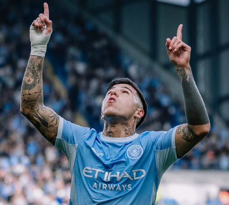 Enzo Fernández celebra su primer gol con la camiseta del Manchester City.