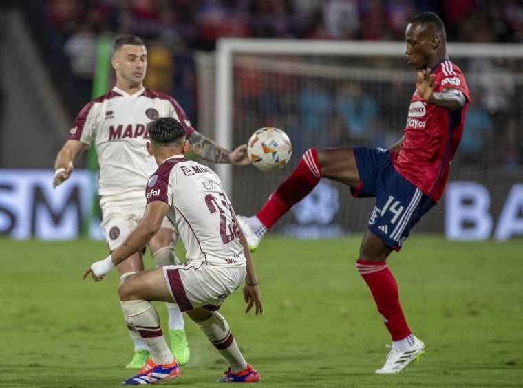 Lanús enfrenta al DIM en Colombia. Foto: FotoBaires