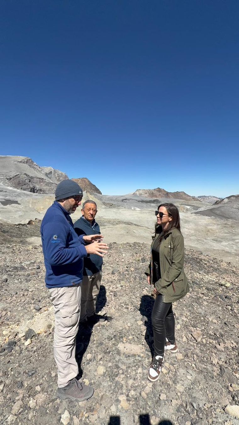 Sebastián Garcia, director del Observatorio Argentino de Vigilancia Volcánica, en diálogo con Mercedes Rus, ministra de Seguridad de Mendoza y Celso Jaque, intendente de Malargüe. Sebastián Garcia, director del Observatorio Argentino de Vigilancia Volcánica, en diálogo con Mercedes Rus, ministra de Seguridad de Mendoza y Celso Jaque, intendente de Malargüe.