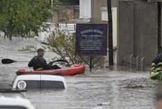 Sigue la búsqueda de las hermanitas arrastradas por la corriente en Bahía Blanca Foto: EFE