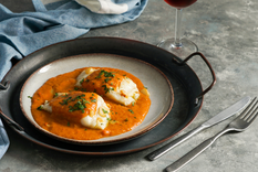 Esta receta de bacalao a la vizcaína nació en el País Vasco en el siglo XIX, cuando el bacalao seco era un alimento básico por su facilidad de conservación durante los largos viajes marítimos.