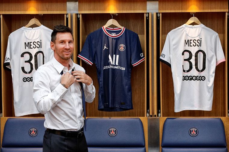 Leo se cambia en el vestuario parisino. Foto: @PSG_espanol